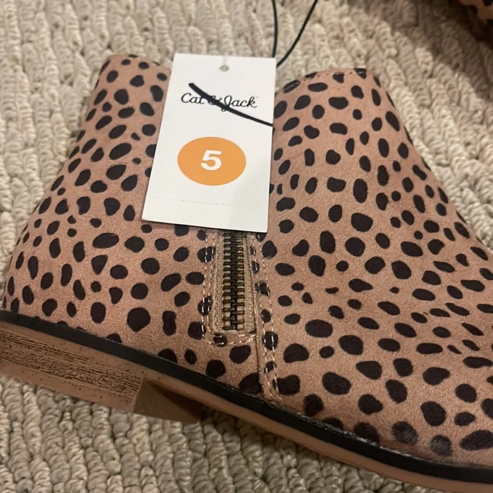 New size 5 girls cat and Jack leopard print ankle boots